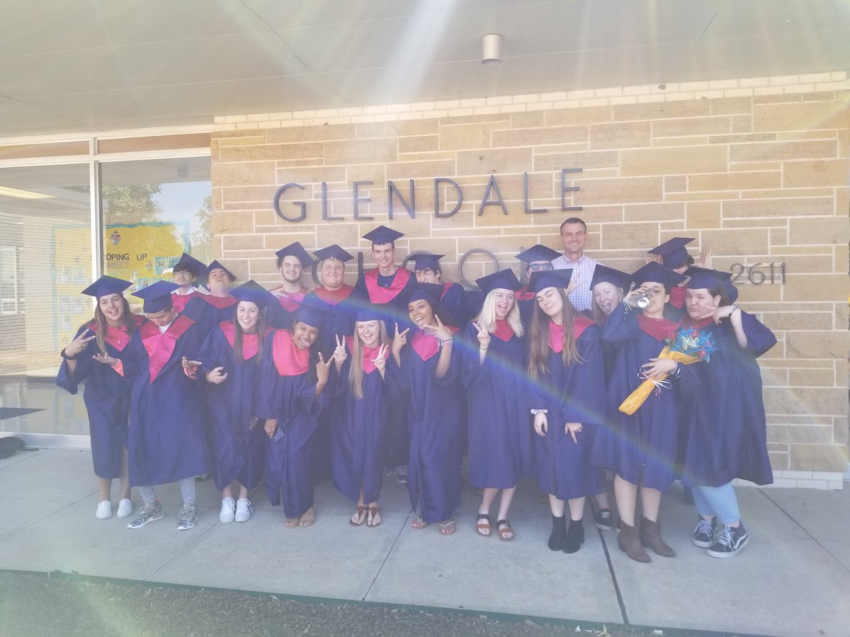 DrPhog11's tweet photo. Truman Class of 2019 Legacy Walk with Glendale alumni @THSPatriots @GlendaleElemISD #ISDStrong #EaglePride https://t.co/a4qWBfhxJs