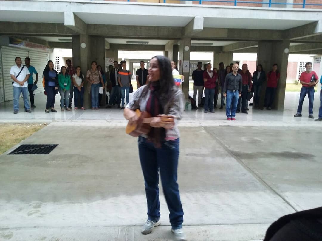 unelmlk's tweet photo. Iniciamos las actividades académicas con la mayor energía y entusiasmo  en nuestra universidad entonando las gloriosas notas del Himno Nacional y  el Himno del Estado Lara.
 ¡seguimos avanzando! https://t.co/E5dGsPOJLP