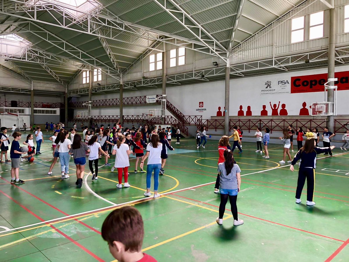 Salesianos_OU's tweet photo. De lleno en las fiestas de #MariaAuxiliadora hoy tocaron las semifinales deportivas de #fútbol, #baloncesto y #brile.
Mañana las finales!
#TorneosDeportivosFiestas
#FiestasMariaAuxiliadora
#MayoSalesiano @Salesianos_OU @SalesianosSSM https://t.co/xgvQLruXkZ