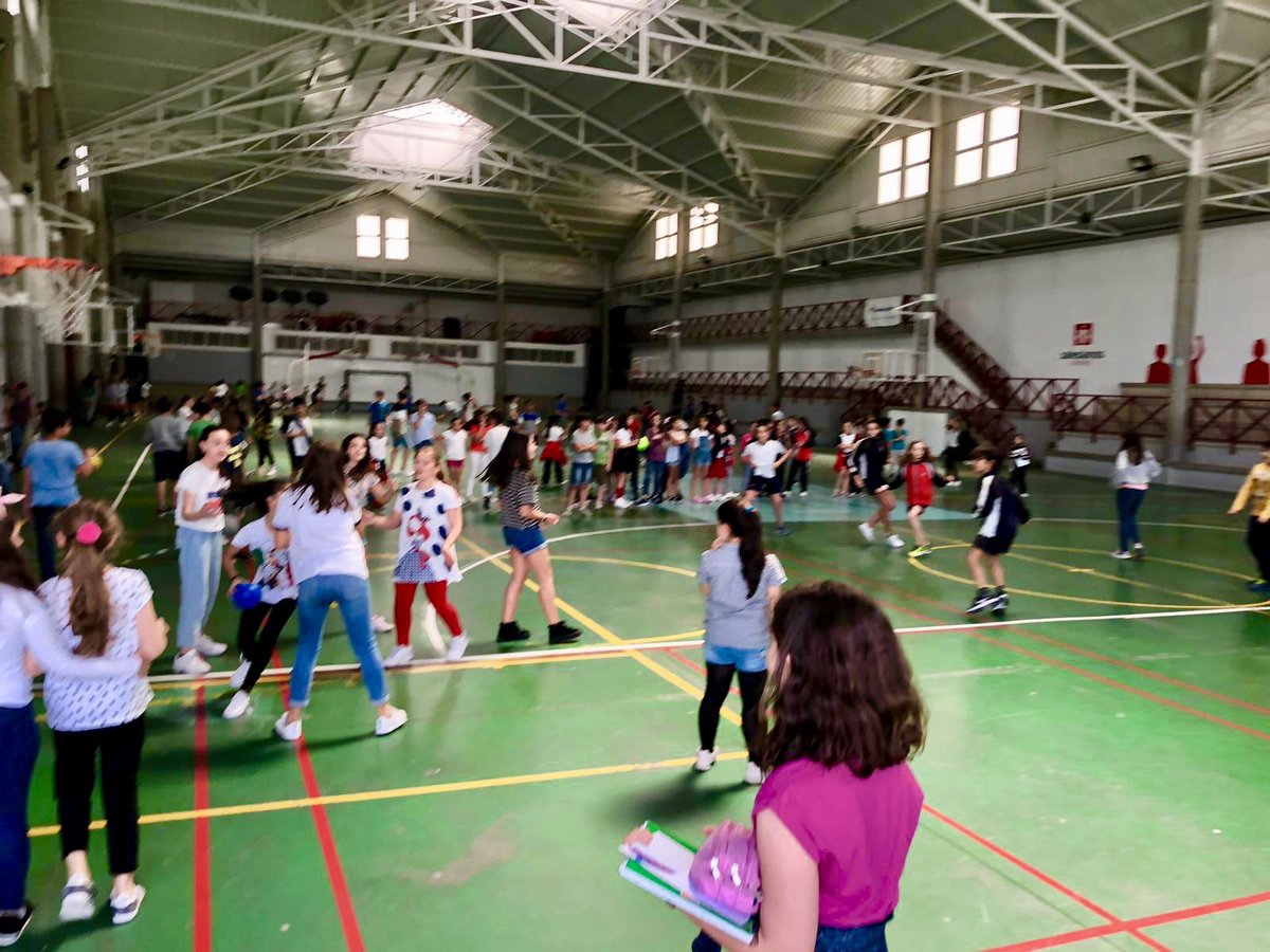 Salesianos_OU's tweet photo. De lleno en las fiestas de #MariaAuxiliadora hoy tocaron las semifinales deportivas de #fútbol, #baloncesto y #brile.
Mañana las finales!
#TorneosDeportivosFiestas
#FiestasMariaAuxiliadora
#MayoSalesiano @Salesianos_OU @SalesianosSSM https://t.co/xgvQLruXkZ