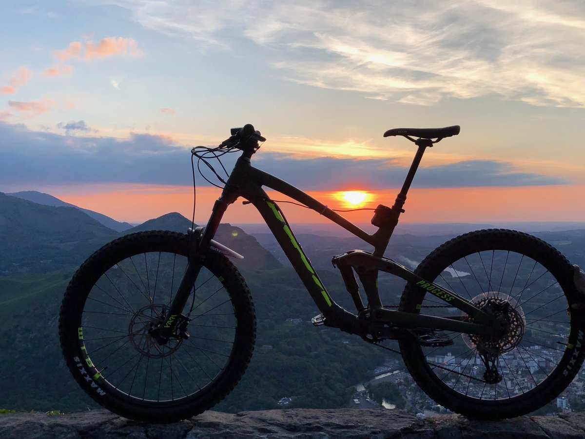 22krismax22's tweet photo. Descente nocturne 🤩
#picdujer #mtb @TourismeLourdes https://t.co/30XJg11dbg
