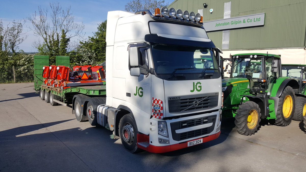 RickyNei11's tweet photo. Great start to the morning 😁. 3 new @TrimaxMowers Stealth S3 mowers loaded and ready for delivery to a local council. #contourfollowing #spotlessfinish @greenkeepingire @PitchcareIRE https://t.co/sxwT174Aib