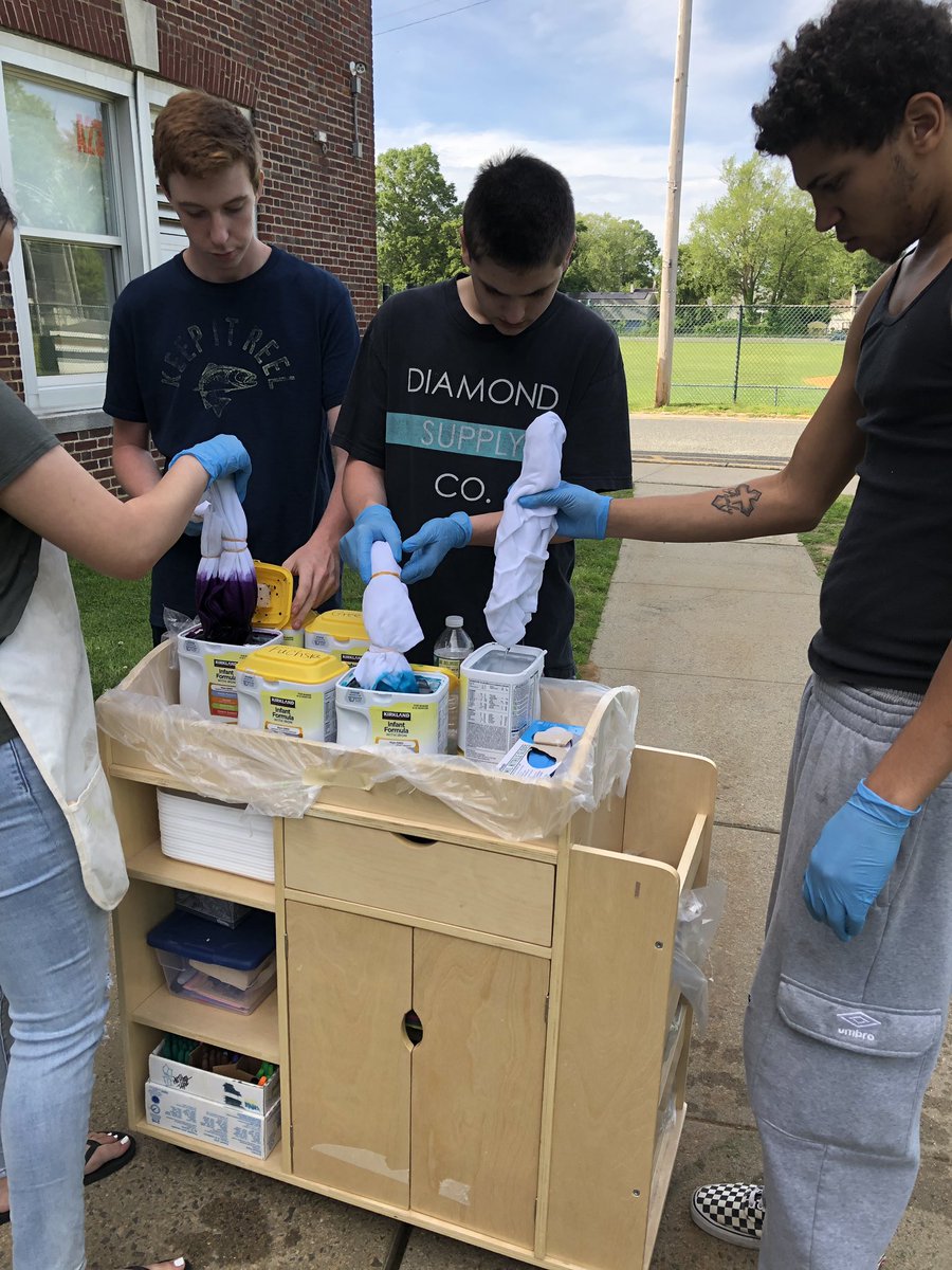 Mrs_Fras_Art's tweet photo. A beautiful afternoon the dying with the RAIsE Academy kids! @FRHSDSup #TheRegional #raiseacademy #GoBulldogs #alternativeschoolrocks #wemakeartists #artteacherlife https://t.co/qIilstFo7A
