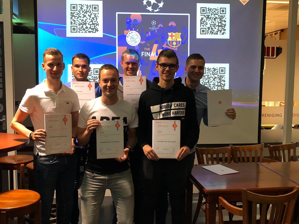 Vanavond ontvingen bij de <a href="/SVDU1/">SVDU</a> 6 scheidsrechters uit het Ontwikkeltraject <a href="/KNVBWest1/">KNVB West 1</a>, <a href="/KNVBWest2/">KNVB West 2</a> en <a href="/KNVBZuid2/">KNVB Zuid 2</a> het SOI diploma. Zij hebben twee jaar gebuffeld om verder te #ontwikkelen. Trots dat ze zijn ☀️😃. Maandag a.s. de laatste diplomaronde! <a href="/KNVB/">KNVB</a>