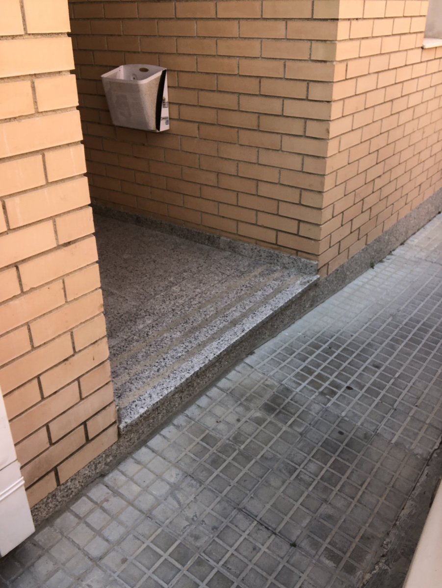sancho_q's tweet photo. Edifici d’habitatges relativament nou. Em pregunto la diferència entre construir una rampa o un escaló. Econòmica no crec. De consciència potser sí. #sharediversitas #diversitatuoc1 https://t.co/qNRsjxENbt