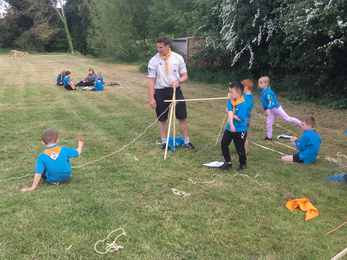 benedictjlong's tweet photo. Great evening tonight, back after internal exams!!!🎉 Helping beavers learn camping skills and  @istari_esu with preparing for the village fete on Monday: Lots of great #skillsforlife! @HertsScouts @CCHertsScouts https://t.co/YWVToHv1Ar