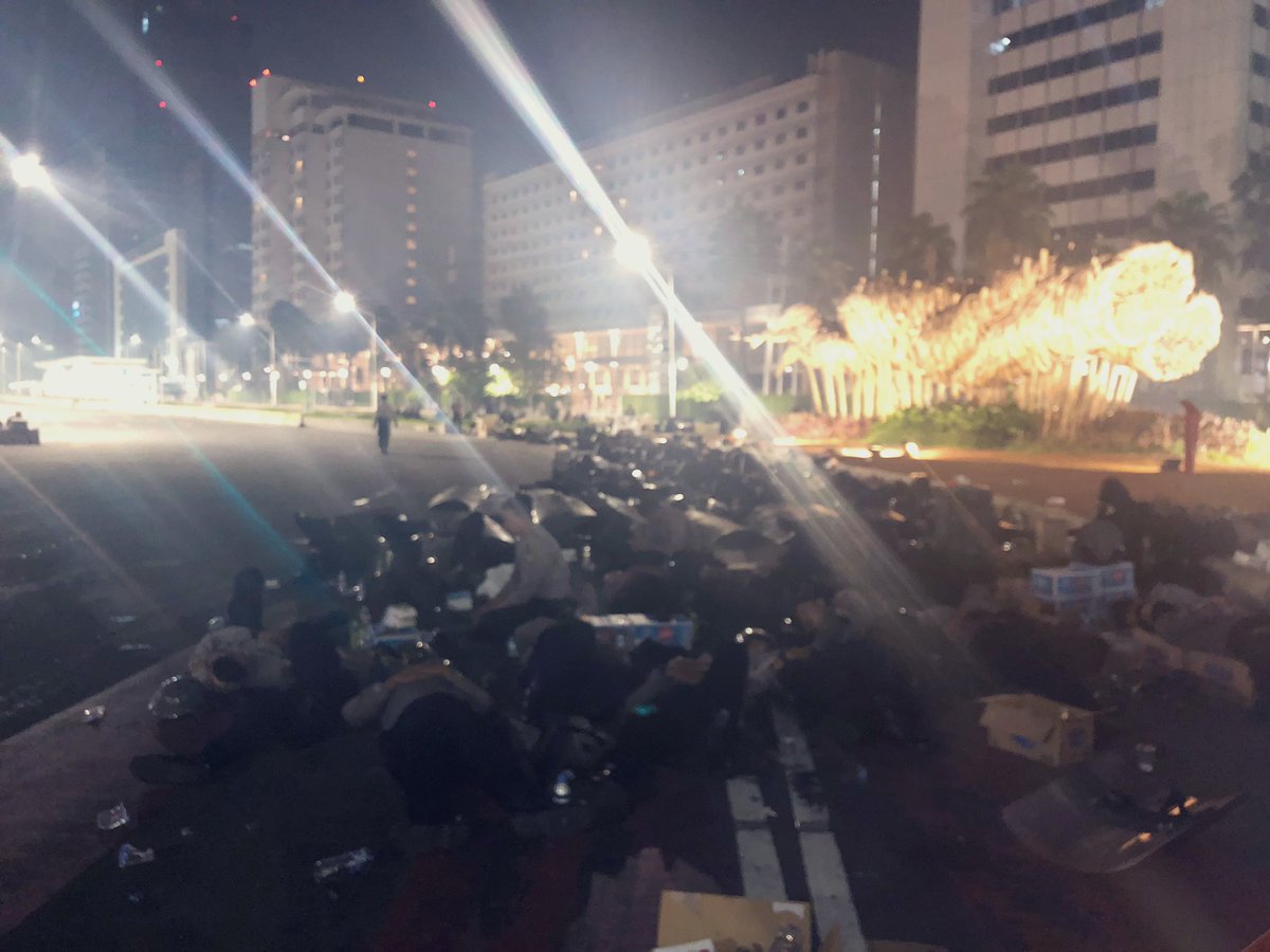 TMCPoldaMetro's tweet photo. 04:12 Bunderan HI arah ke Jl. Merdeka Barat dan sebaliknya sementara lalin dialihkan. https://t.co/g5KODowr6z