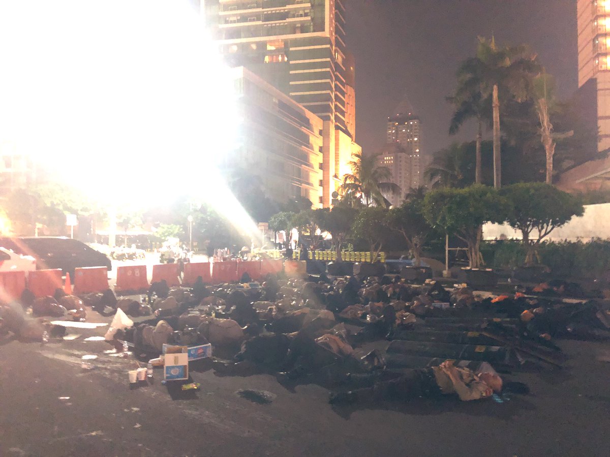 TMCPoldaMetro's tweet photo. 04:12 Bunderan HI arah ke Jl. Merdeka Barat dan sebaliknya sementara lalin dialihkan. https://t.co/g5KODowr6z
