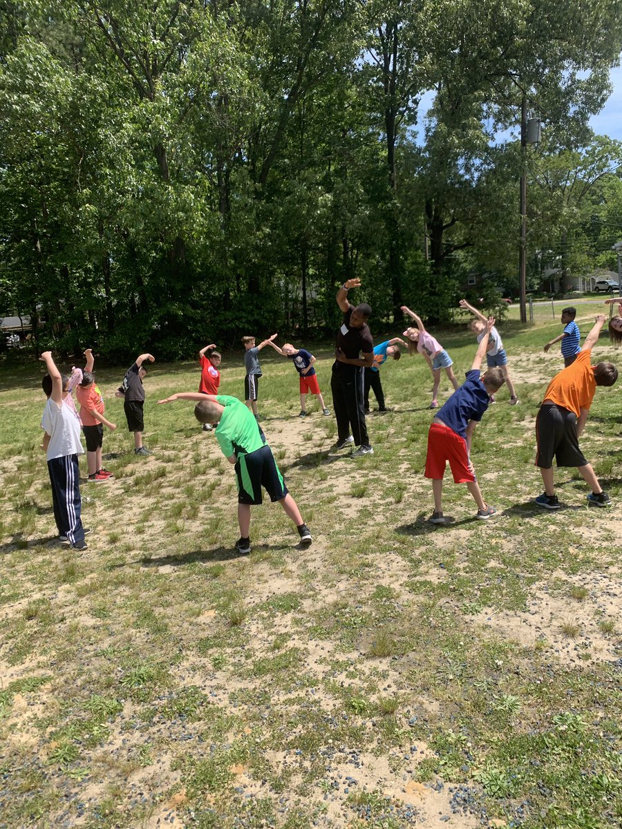 MissCampbell__'s tweet photo. After months of doing workout videos by @domjacksonfit and Skyping with him, my class finally got to meet him in person! We asked health and wellness questions and participated in a workout as a part of our Whitman Wellness Wednesday initiative! #WhitmanFutureReady 💪🏻 https://t.co/CgqqGaRtWS
