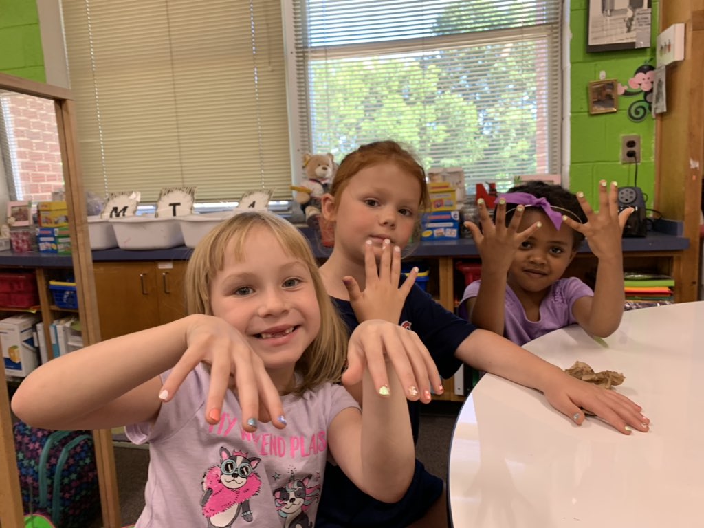 MrsMartinezK's tweet photo. Just a little pampering courtesy of the K teachers.  💅🏼 Who will win next the silent auction? #hunternailsalon @HunterPrincipal @MrsDukesclass @MrsNewkirk10 @ATanceusz https://t.co/qRhHajwqqj