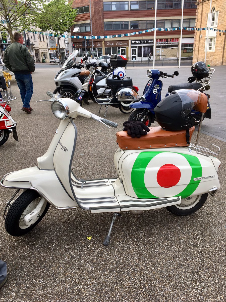 Dogwii's tweet photo. #scooter #Vespa #Lambretta wednesday night ride out. https://t.co/m8BXOQoo13