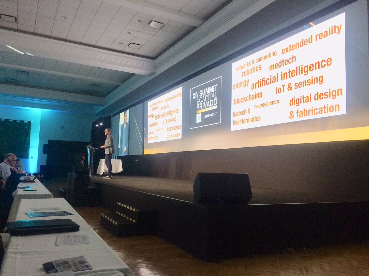 AMEXCAP's tweet photo. ¡Jeffrey Rogers, de @singularityu, dictando la conferencia magistral “La guía del Pensador Exponencial para el Mañana” en el #XIVSummitAMEXCAP! #SumandoPorMéxico @LiliReyesC #innovación #tecnología https://t.co/YWvwRJ1tMY