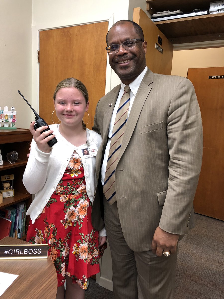 EarlElemBASD's tweet photo. Check out our principal for the day!! Great job! 👏🏻👏🏻👏🏻👏🏻#girlboss #earlstrong #BASDpride @Dr_Bedden https://t.co/xBbOjwQnnx