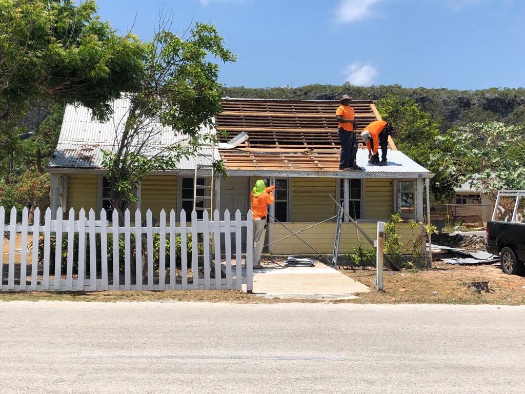 booby_pointe's tweet photo. 😍They recently had cleaned this #traditional #Caymanian #homestead yard in #SpotBay and now the roof is being fixed. Well done! Spot Bay proud. Caymanian proud #traditionalcaymanianhome #builtheritage #caymanianbuiltheritage #spotbayproud #caymanbrac #caymanislands #caymanian https://t.co/AaSfcl7Eh1