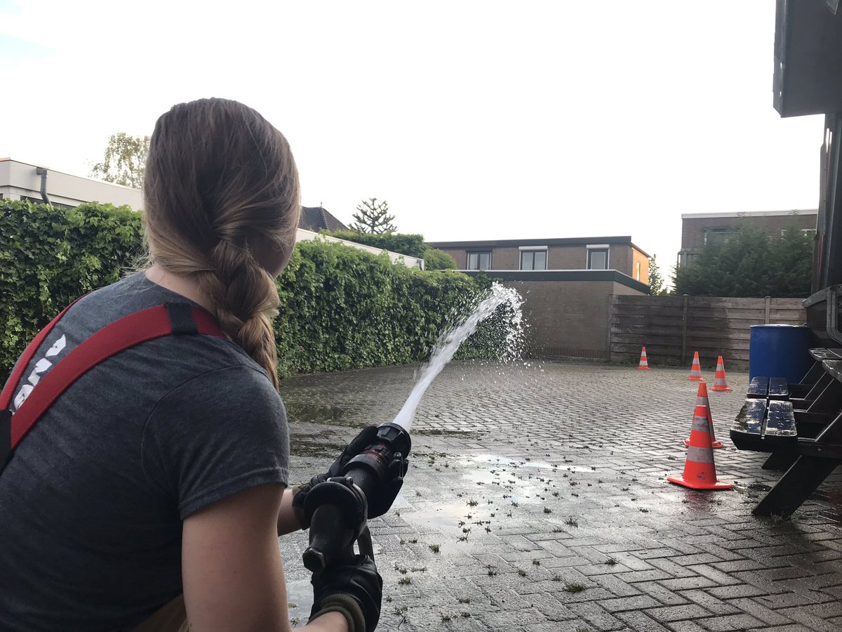 BrandweerNMD's tweet photo. Voorbereiding realistische teamtraining #spinel. Beoefenen van straalpijptechnieken en een video bekijken van LAcoFD Exterior Application Training om het effect van een #TransitionalAttack te bespreken! Volgende week ploeginzet IBGS/brand. https://t.co/76n4pU0d4C