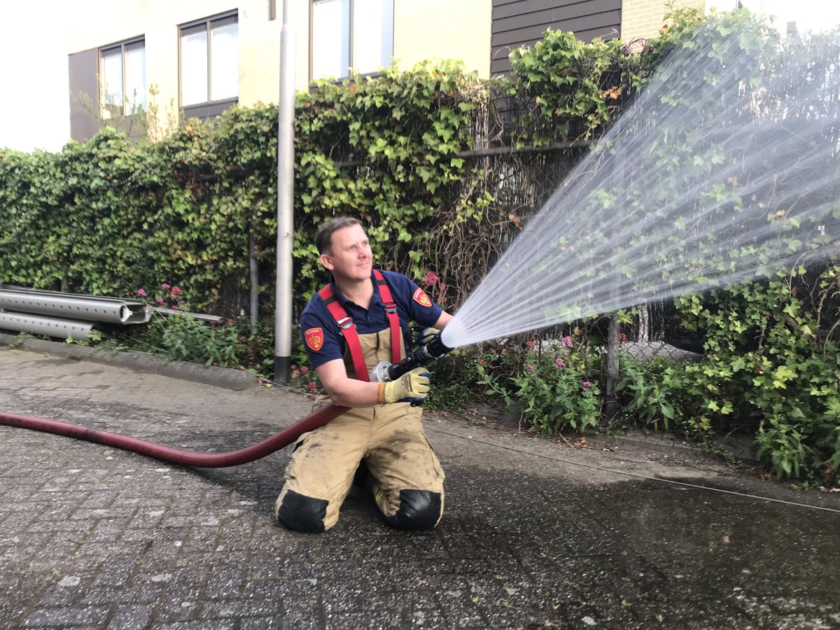 BrandweerNMD's tweet photo. Voorbereiding realistische teamtraining #spinel. Beoefenen van straalpijptechnieken en een video bekijken van LAcoFD Exterior Application Training om het effect van een #TransitionalAttack te bespreken! Volgende week ploeginzet IBGS/brand. https://t.co/76n4pU0d4C