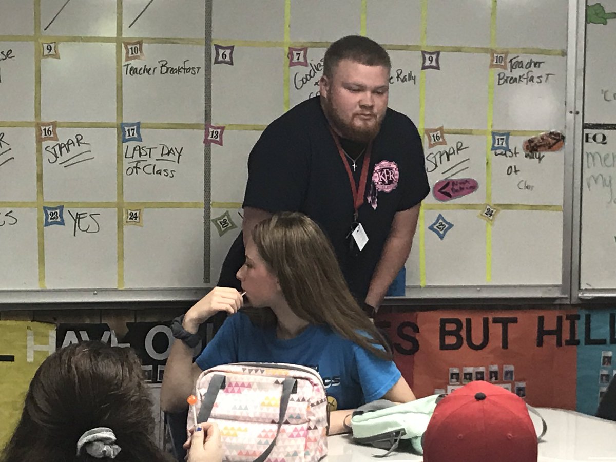 baylor1995's tweet photo. #HMSYES2019 A former Husky talks to A Day in the Life group members about life as a future fireman ! https://t.co/kuYDsud8pQ