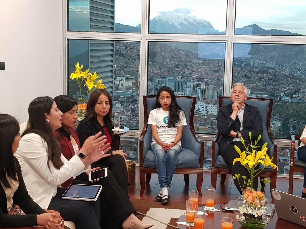 AgeticBolivia's tweet photo. Inicia la exposición de @ceciuriona sobre Datatones. Realiza una breve explicación sobre los ejes macros de trabajo y los resultados esperados de su propuesta. 

#MujeresTech #BoliviaDigital https://t.co/TCEuNImzIj