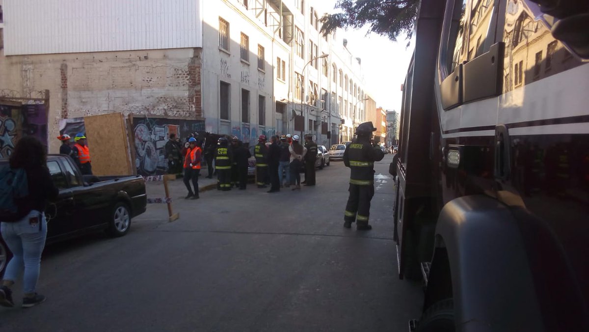 TerceraValpso's tweet photo. #MatPet | la @TerceraValpso asistió al llamado de comandancia por emergencia con presencia de materiales peligrosos en General Cruz y Av. Brasil durante esta tarde #CBV1851 #bomberosvalparaíso https://t.co/V83hi9acNO