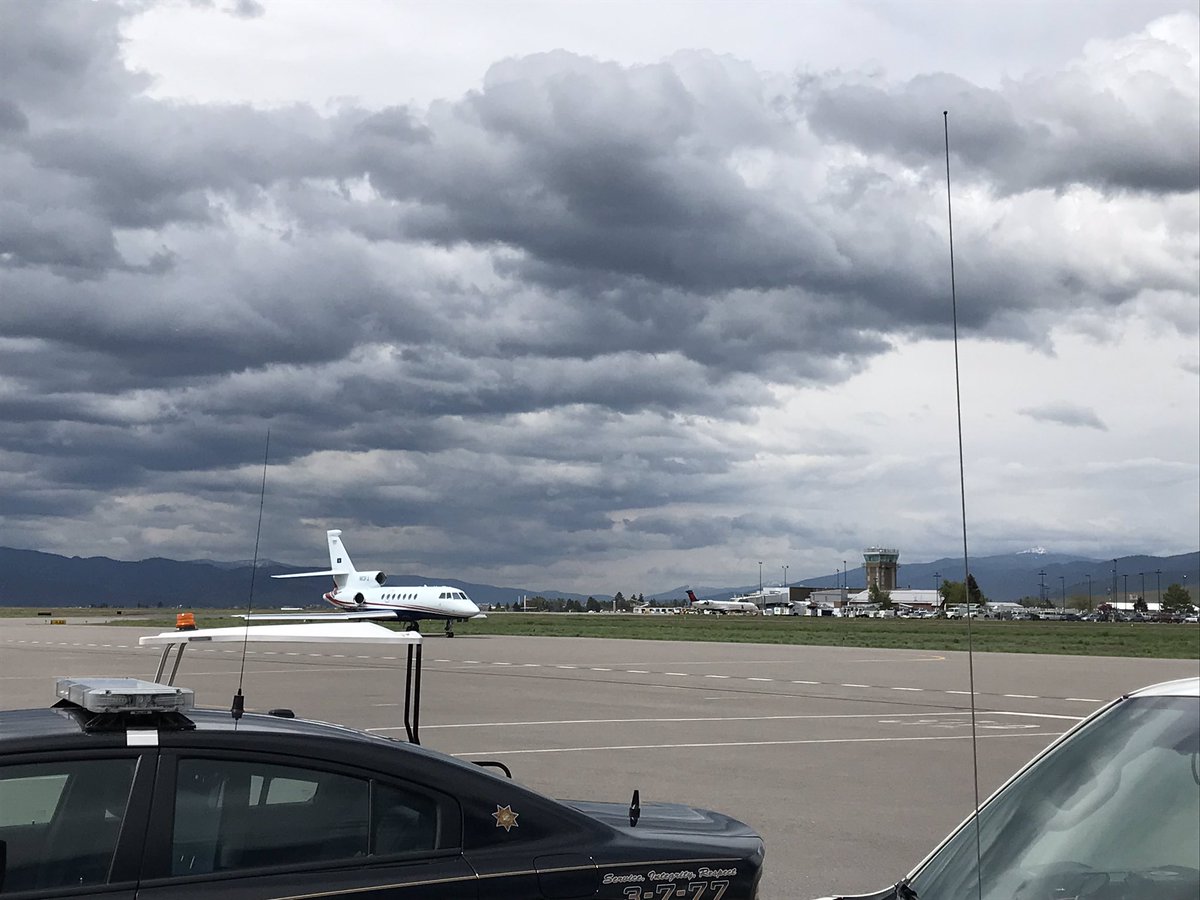 NicFOXLA's tweet photo. The moment Trooper Palmer’s plane landed. Absolute silence until Palmer walked off the plane...then applause. #Onefor301 https://t.co/Kn9UKLGri4