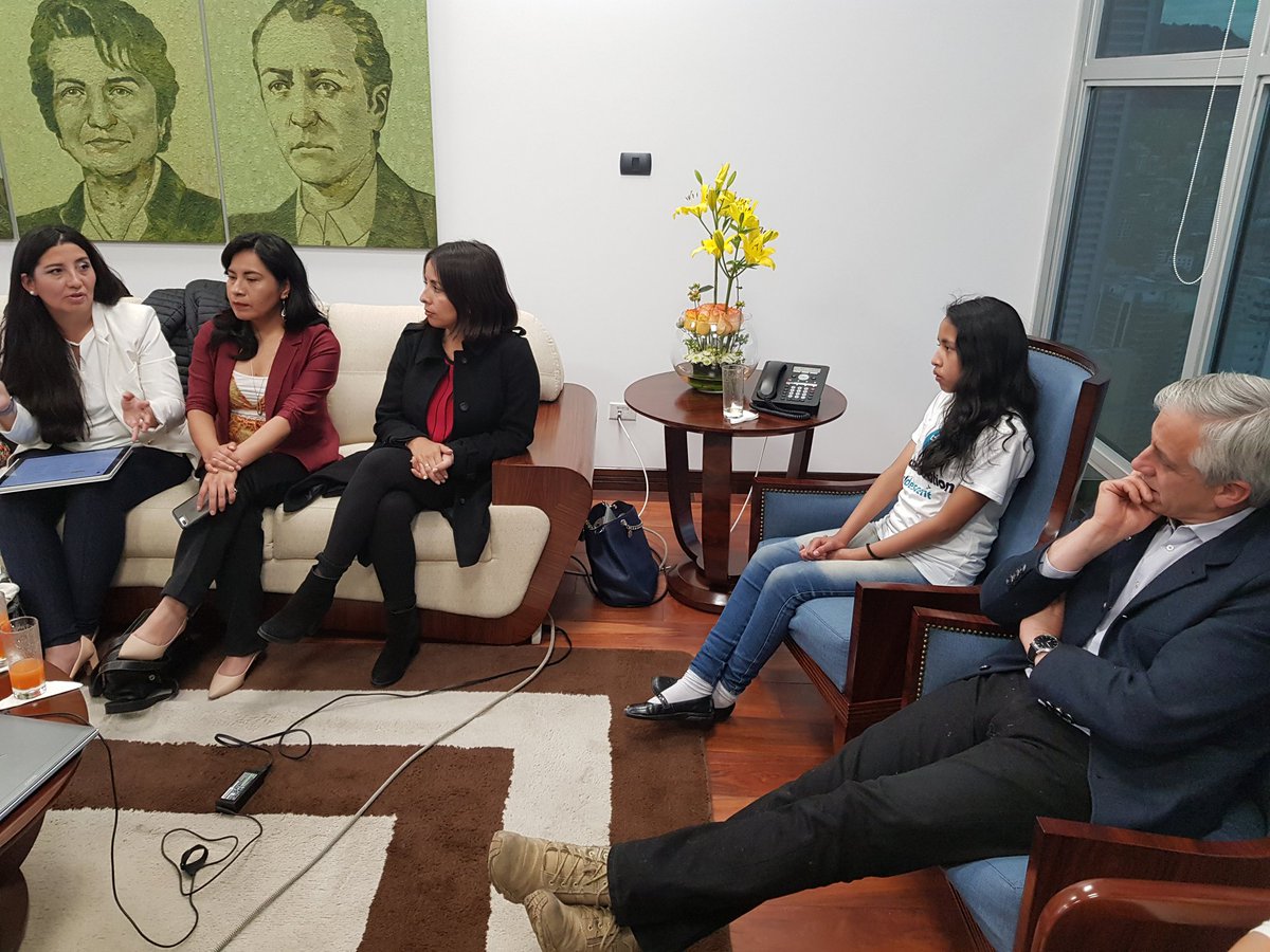 AgeticBolivia's tweet photo. @ceciuriona responde a las preguntas realizadas. El Vicepresidente, Álvaro García, señala que esta propuesta puede relacionarse con el trabajo de los clubes de ciencia del @minplanifica

#MujeresTech #BoliviaDigital https://t.co/hwYQbYSWR9