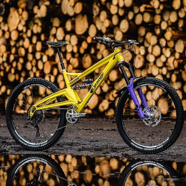 Wow! Have a closer look to <a href="/top_chief/">Sergio Pr.</a> rig. Link in bio for full bike check. Watch out, this thing is hot. #rideformula #chang3everything - pic @rossbellphoto for <a href="/pinkbike/">Pinkbike</a> bit.ly/2VFalCs