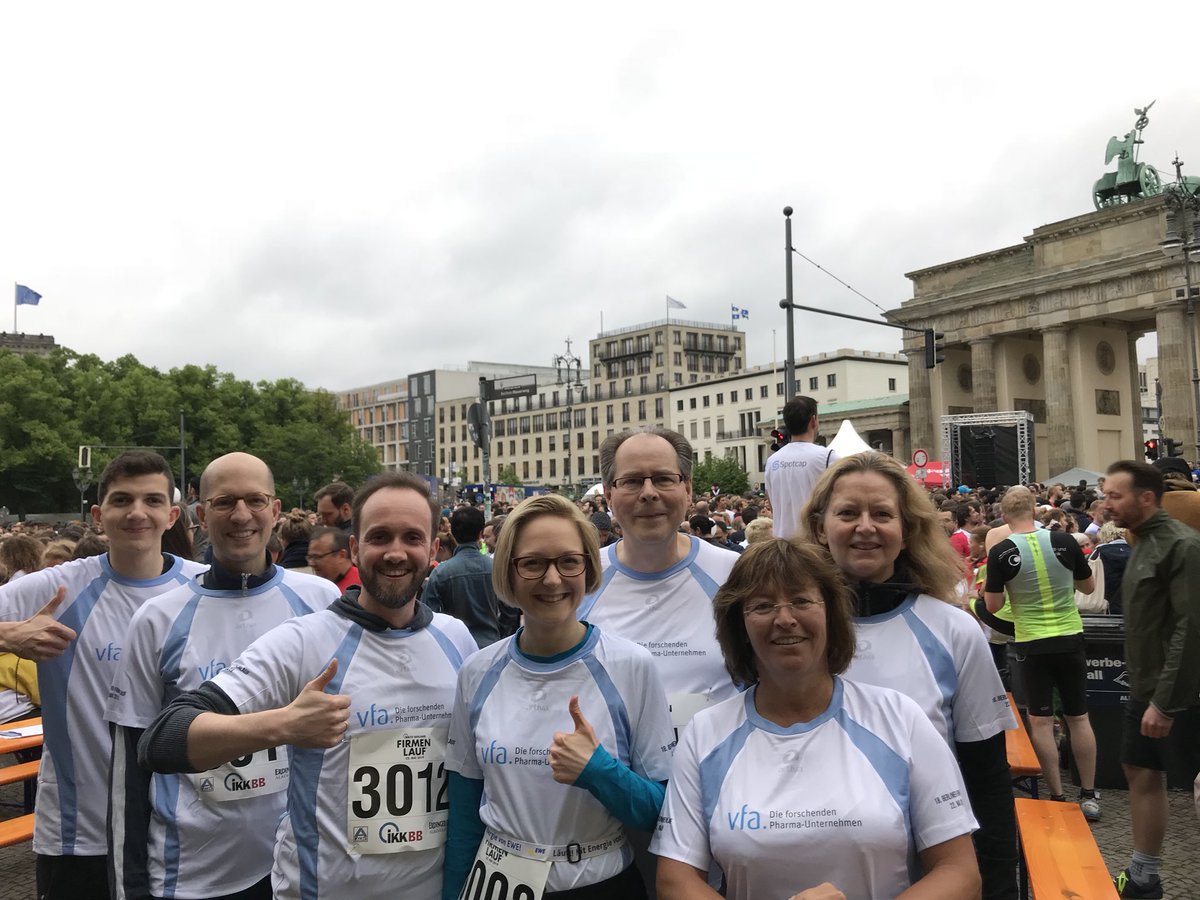 vfapharma's tweet photo. Das 🏃🏻♀️🏃🏻♂️ #DreamTeam @vfapharma ist startklar für den #IKKBB Berliner #Firmenlauf 2019: Die #Forschung läuft! https://t.co/0ChAIER8oq
