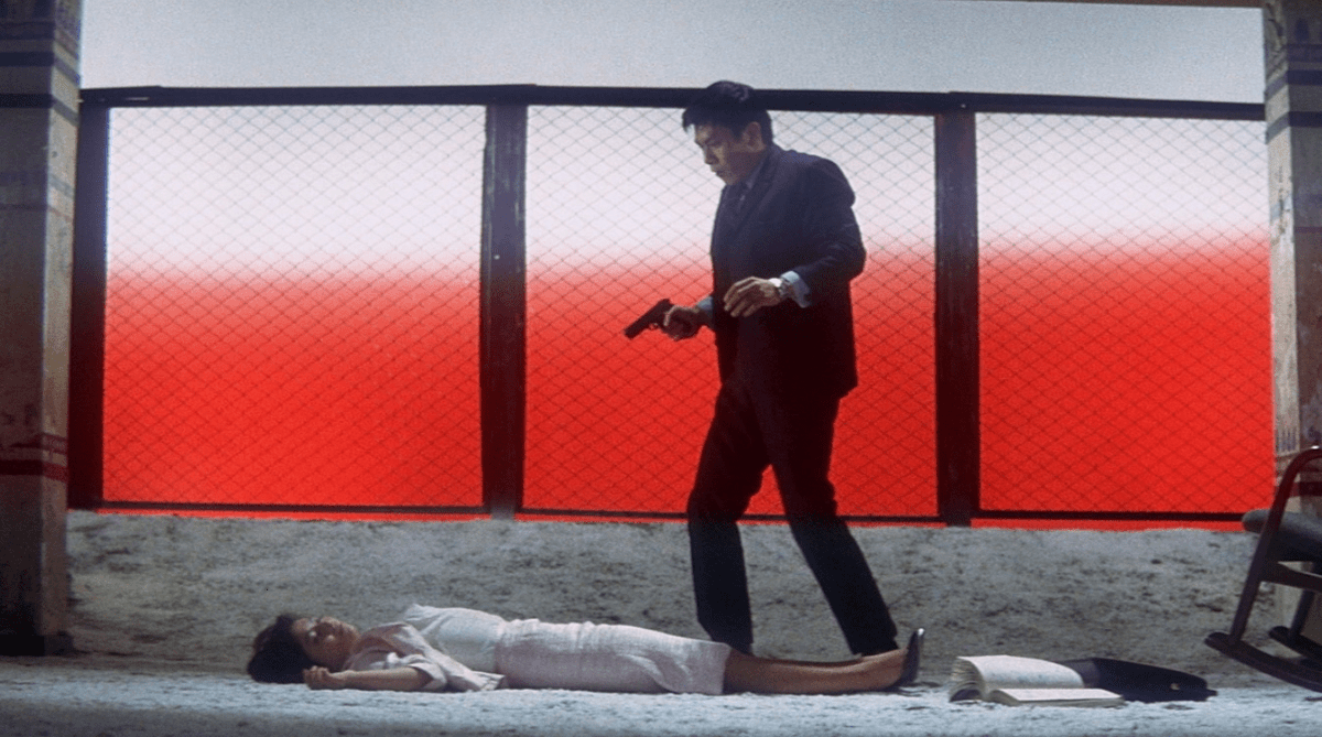 Nikkatsu wanted Suzuki to tone down his bizarre visual style and reduced the TOKYO DRIFTER budget in hopes of getting results. This had the opposite effect...