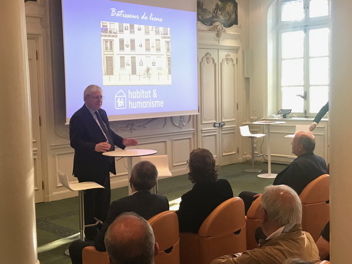 Démarrage de la #rencontresolidaire avec ⁦⁦<a href="/HabitatetHumani/">Habitat et Humanisme</a>⁩. Le Père Devert nous fait l’amitié de venir présenter H&amp;H à nos clients ⁦<a href="/ca_centrest/">Crédit Agricole Centre-est</a>⁩