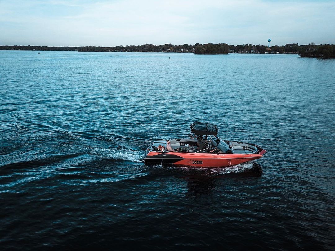 PerformanceB_MX's tweet image. Un poco de paz después de un gran día de wakeboard. Axis Wake no solo ofrece increíbles olas, también cuenta con espacios confortables para ti y tus mejores amigos. 
#PerformanceBoats