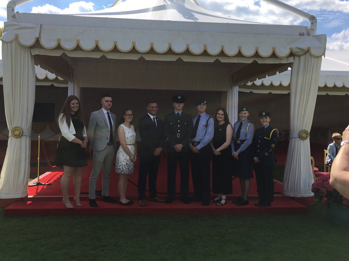 Wow...super day at Buckingham Palace celebrating with the @SEMidsWgATC cadets who were presented with their certificates today. Honoured to of been invited and very mindful of the many Sqn/Wing staff that helped the cadets on their way. Well done everyone 👍👏