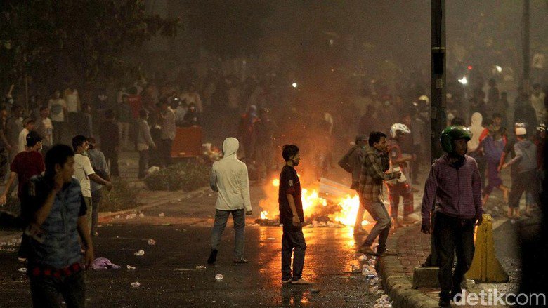 Jadi kmaren itu bnyak org yg nyalain flare gun, tapi saking banyaknya org berebut air drop ini.. biar adil, air drop nya langsung di bakar aja.. #peubege
