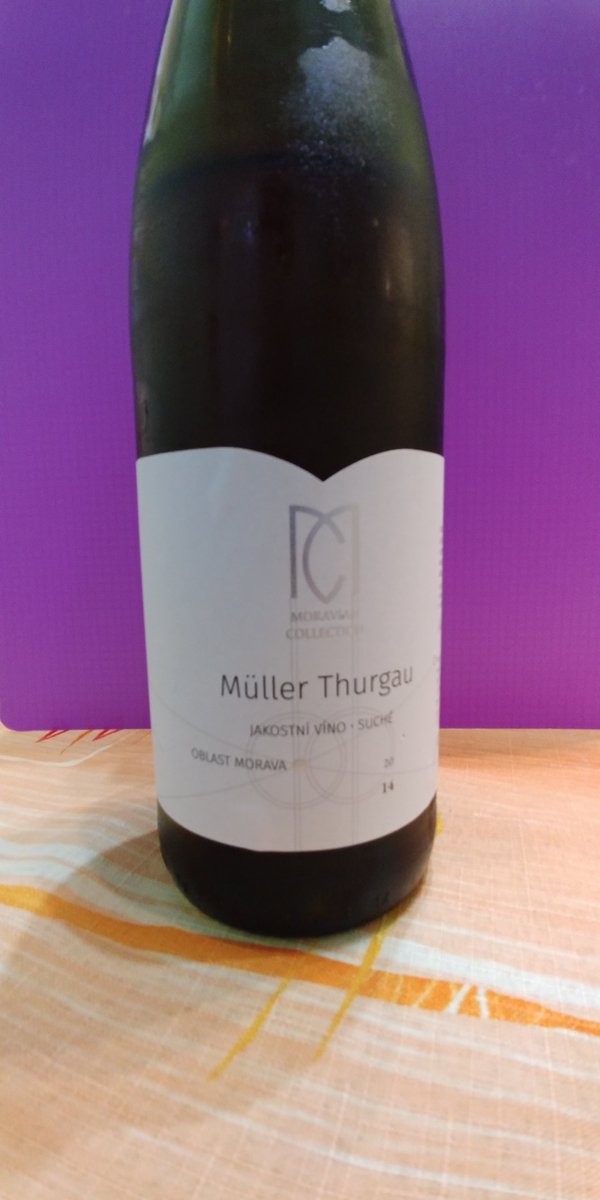 vedmous's tweet image. Tak pokud nevíte, rok 2014 byl s vůní tropického ovoce a s muškátovým nádechem, kdežto 2017 měl vůni letních broskví, svěžích jablek a kůry pomeranče. 🤔 Přišla na to pokladní v Albertu, když kontrolovala dvě na první pohled stejné lahve z jednoho regalu s jednou cenou...
#objevy