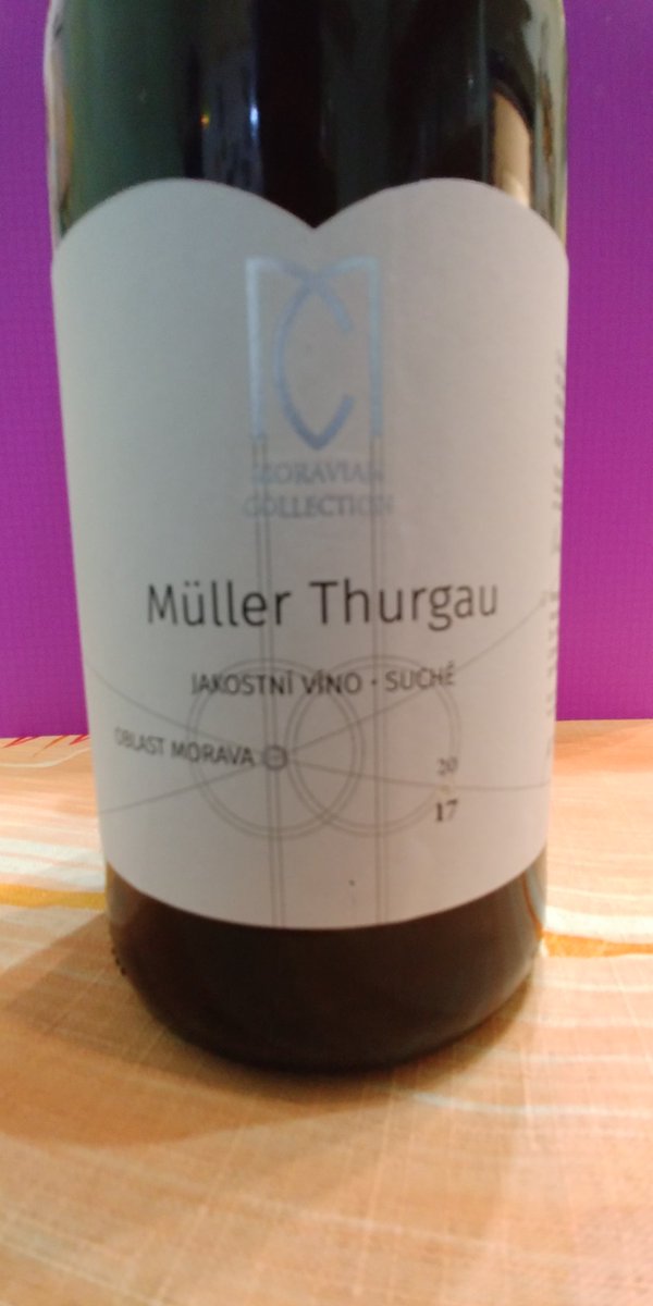 vedmous's tweet image. Tak pokud nevíte, rok 2014 byl s vůní tropického ovoce a s muškátovým nádechem, kdežto 2017 měl vůni letních broskví, svěžích jablek a kůry pomeranče. 🤔 Přišla na to pokladní v Albertu, když kontrolovala dvě na první pohled stejné lahve z jednoho regalu s jednou cenou...
#objevy