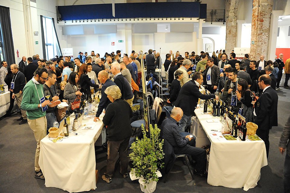 Bereilvino's tweet photo. Record di visitatori per la quinta edizione di #MareMosto: Si è chiusa ieri, lunedì 20 maggio, la quinta edizione di #MareMosto, la più importante rassegna ligure dedicata al #vino e all’olio del territorio organizzata da Ais Liguria. Un grande successo… https://t.co/0UygLJ7aDt https://t.co/GGXlDlyFVR