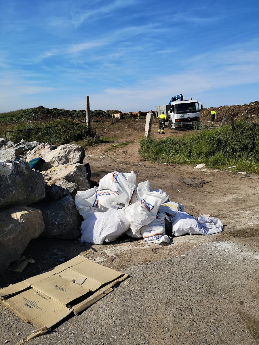 vecino_monte's tweet photo. Sí, las piedras han funcionado muy bien. Así tenemos la costa norte de Santander, señores y señoras. Que nadie se lo pierda. Y a limpiar que el domingo votamos. El resto del año no se sabe #DescubreSDR #MonteLamentable #SantanderSucio https://t.co/r340ulWWBs