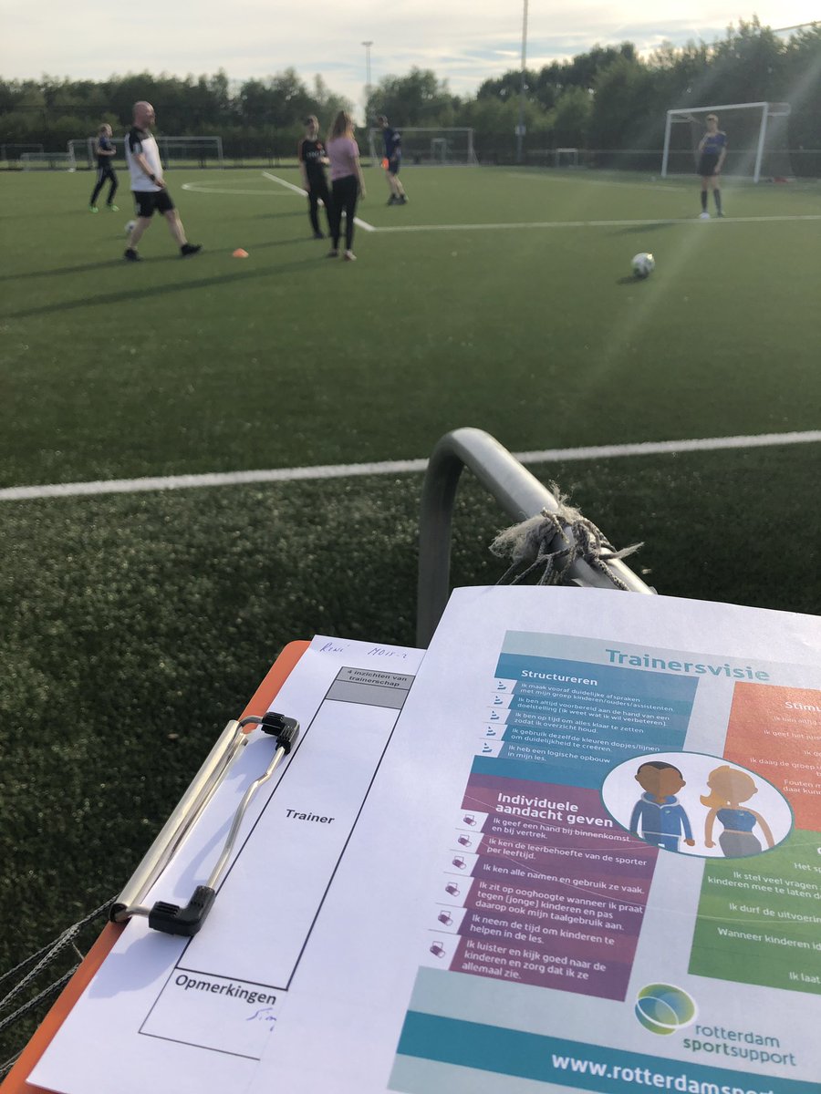 Suzie_B_3's tweet photo. Trainers rcsv Zestienhoven #meidenvoetbal observeren en feedback geven adhv de 4 inzichten over trainerschap: #structureren, #stimuleren, individuele aandacht geven en regie overdragen. #4inzichtenovertrainerschap @RdSportsupport https://t.co/4GVu9LIw5k