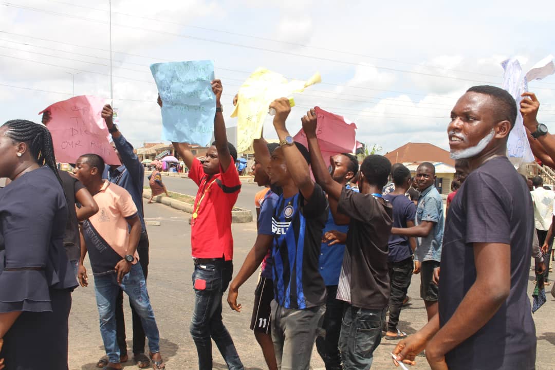 SaharaReporters's tweet photo. Anti-Riot @PoliceNG Officers Fire Teargas At Protesting Ondo Varsity Students | Sahara Reporters
The Governor has been threatening to flush us out but we say no to this because we need reductions in our school fees.
@RotimiAkeredolu
READ MORE: https://t.co/spCBVAwraw https://t.co/JyQEJ9D8kN