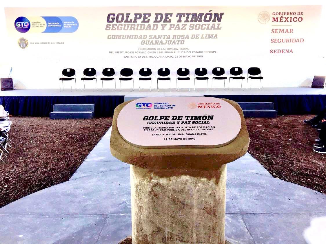 diegosinhue's tweet photo. Hoy colocamos la Primera Piedra del Centro de Formación Policial (INFOSPE) en #SantaRosaDeLima, lo que simboliza el inicio de una nueva historia para las familias de la comunidad y brindarles una oportunidad para progresar y vivir mejor.
#GolpeDeTimón #SantaRosaEsGrandeza https://t.co/HqSJimUbLQ