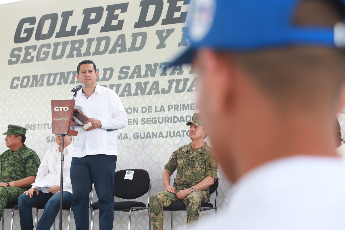 diegosinhue's tweet photo. Hoy colocamos la Primera Piedra del Centro de Formación Policial (INFOSPE) en #SantaRosaDeLima, lo que simboliza el inicio de una nueva historia para las familias de la comunidad y brindarles una oportunidad para progresar y vivir mejor.
#GolpeDeTimón #SantaRosaEsGrandeza https://t.co/HqSJimUbLQ