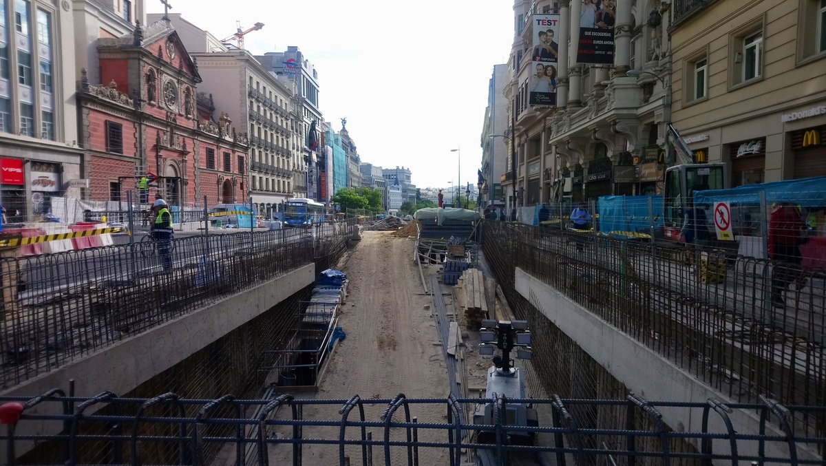 madridcyp's tweet photo. El grosero IMPACTO de la #OperaciónCanalejas en su entorno nos deja esta aberrante rampa en medio de la calle de Alcalá. 
¿Qué les parece a las candidaturas? 
@josemanuel_co @pblcarmona @MercedesDS21 @MarianoFuentesS @GrupoPPMadrid https://t.co/sD0lv9ppvG