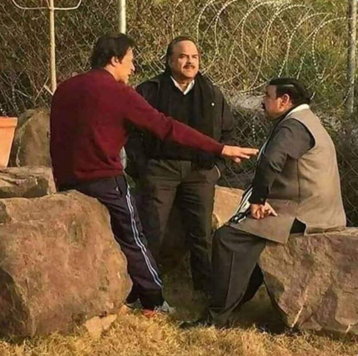 HumorTablet's tweet image. My ammur barir attio on every family gatherings