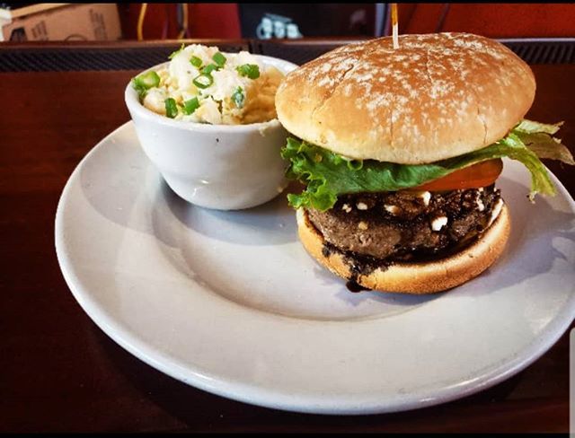 rookandrogue's tweet photo. Ah, Wednesdays. The middle of the workweek. Humpday. Let us take some of the pressure off of you; let us cook dinner for you and yours tonight! This is our new 1/2lb hand-pressed Turkey Burger with goat cheese crumbles topped with a honey balsamic drizzle 😋 and paired with a… https://t.co/IAPRf6LATR