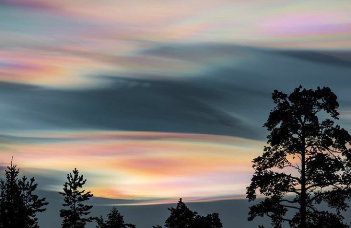 Talisman_Ist's tweet photo. İyi akşamlar taymlayn🌖 #SedefBulutu #Nacreous #UneBlondeEnNorvege https://t.co/IsAsPhG87X