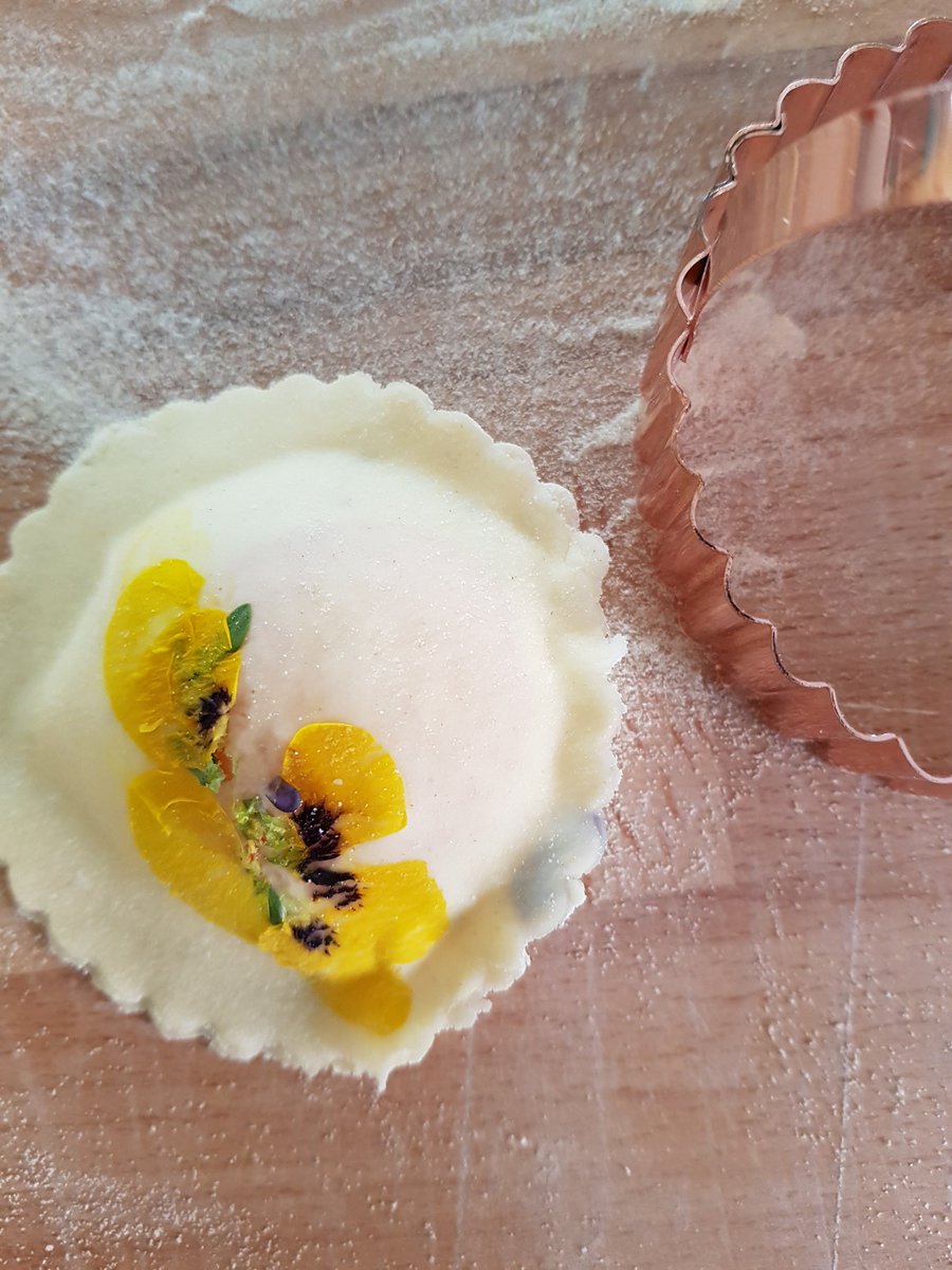 carmela_kitchen's tweet photo. Viola yolk raviolo will a warm drizzle of browned butter, a little black pepper and pine-nuts 🌹 https://t.co/FPN6BMjpL3