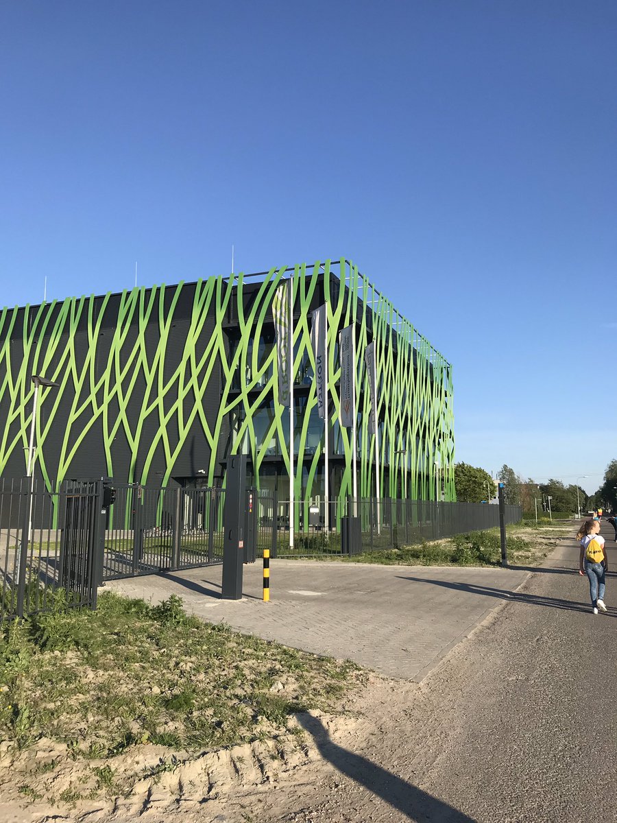 Simonekajuiter's tweet photo. Ook in mijn vrije tijd kom ik mijn opdrachtgever tegen! Tijdens de #Avondvierdaagse langs #Bytesnet gelopen, waar @ASTRON_NL bij betrokken is. https://t.co/wHLnUSk3xT