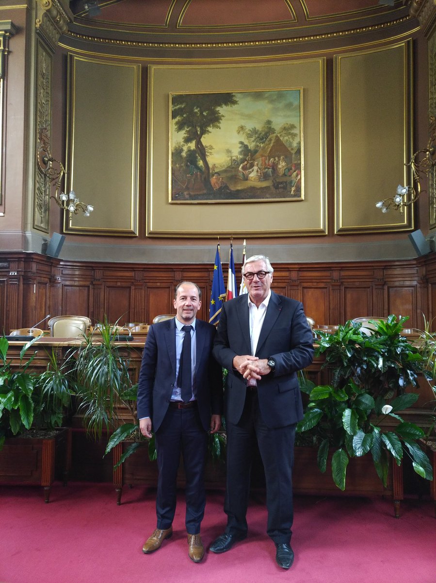 Sauvadet's tweet photo. J'ai reçu hier au @CD_CotedOr Stéphane BIDAULT, Président des entreprises @VideoTeb, Pryntec et Vitis Valorem, basées à #Corpeau. Un entrepreneur résolument engagé au service de la R&D, et de l'emploi local. Heureux de travailler avec lui dans le cadre de #Futurs21! #innovation https://t.co/0YggpI0E5i