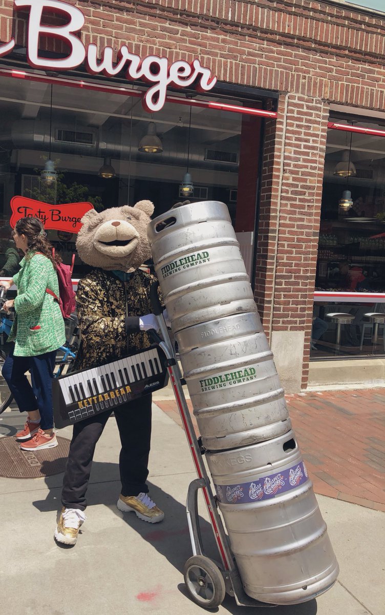 StevieDrama's tweet photo. When the people of #Cambridge are thirsty, It’s #KeytarBear to the rescue with ice cold #CraftBeer @BostonTweet #Boston #CraftBEAR @KeytarBear https://t.co/3kVYqv3wQu