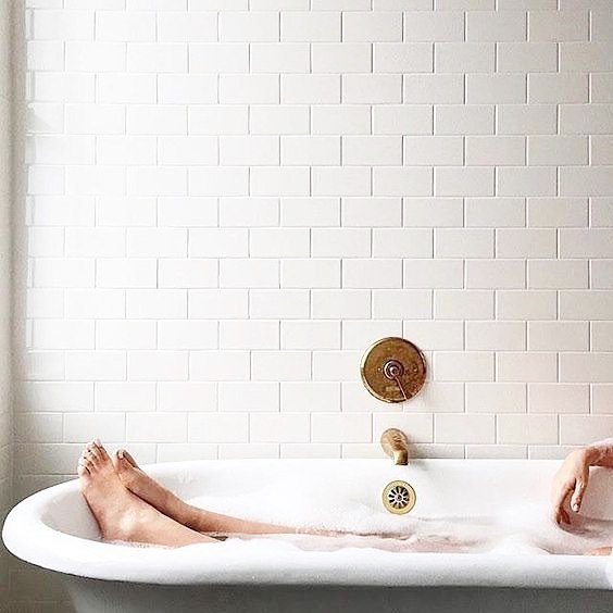 Did someone say bath time? Treat your skin and unwind this Wednesday with AMELIORATE Softening Bath Milk Oil for the ultimate #WednesdayMood  💆
📷: @mavenewyork