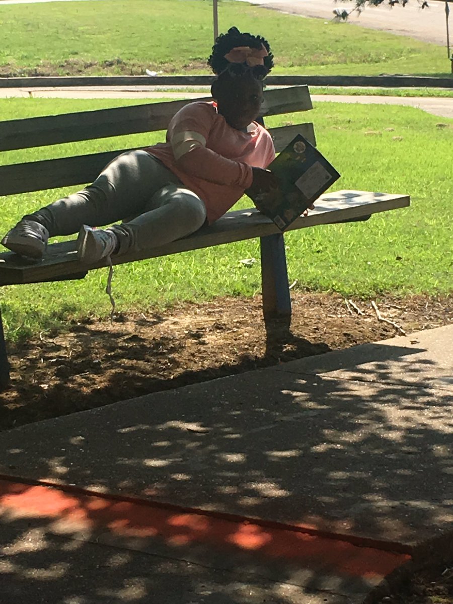 bradybrainiacs's tweet photo. Reading in the sunshine!!!! A perfect day for reading and rays!!! @bradybrainiacs @suptking @OESrockSTARS https://t.co/ER9tn58bAT